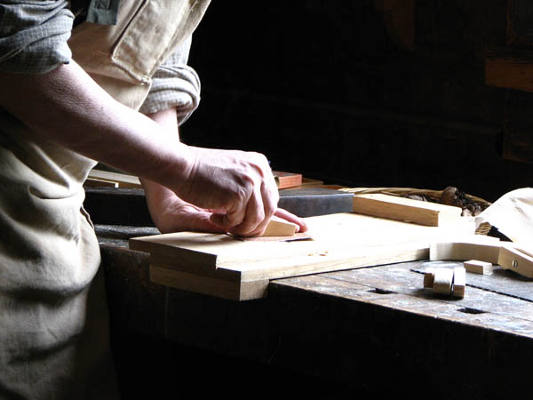 Ofrecemos un servicio de <strong>carpintería  de madera y ebanistería en Nerja</strong> adaptado a las necesidades del <strong>cliente</strong>.